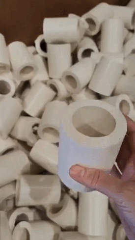 Weiße Teile aus NR- Naturkautschuk, die vom CAP-2-Konzern geformt wurden und die Präzision und Vollendung der Produkte veranschaulichen