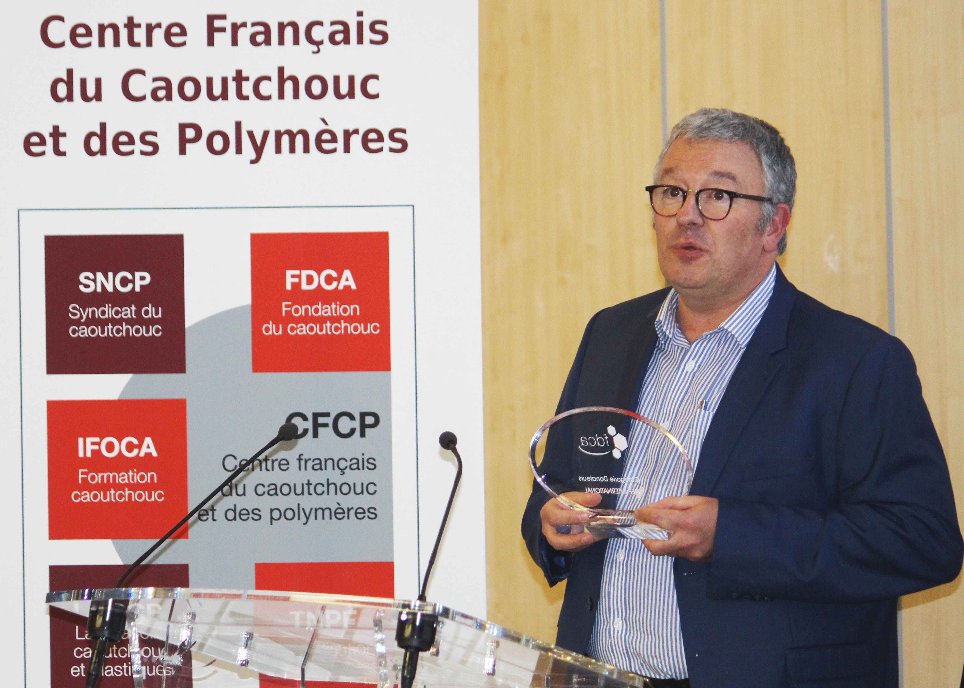 Yves POPPÉ, representative of REP Company, receives the Donor Recognition Trophy